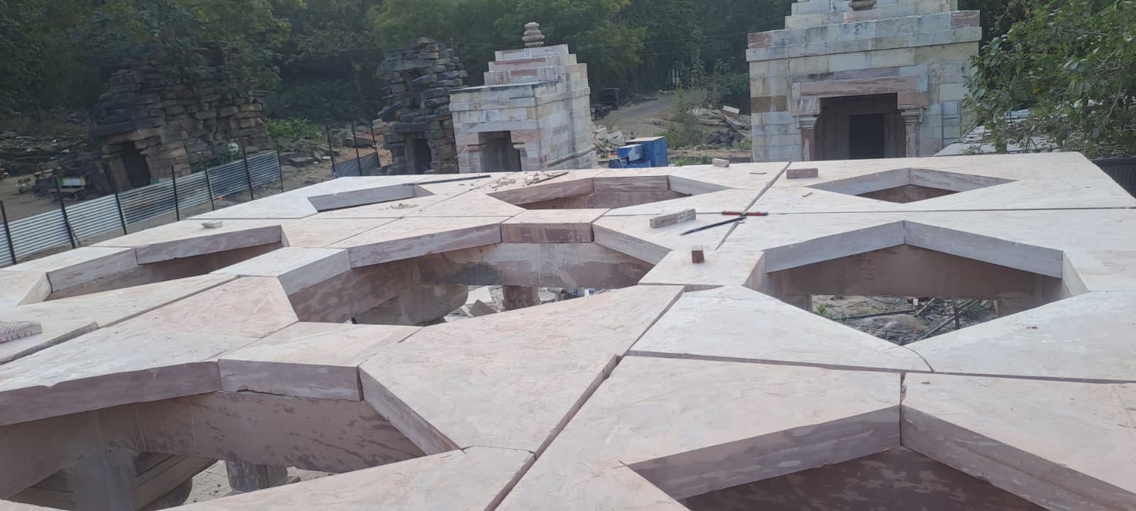 Stone roof construction at a conservation site